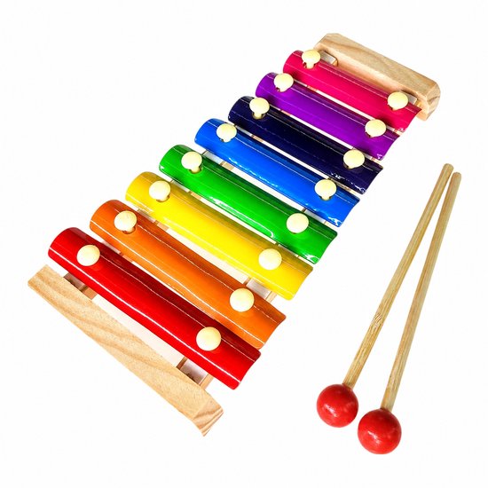 Houten xylofoon met regenboogkleurige staafjes en twee rode hamers op een witte achtergrond.