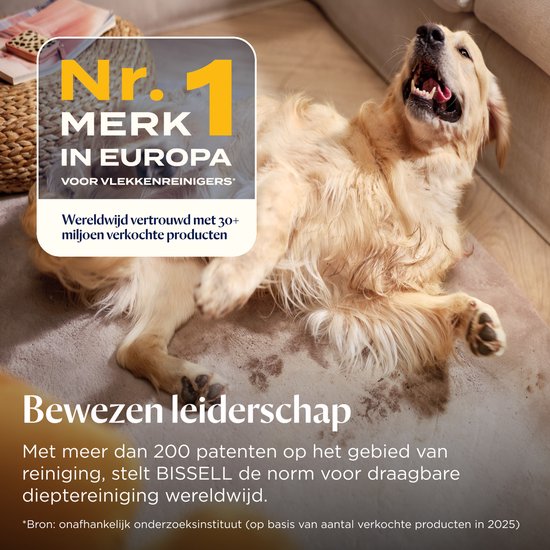 Een gouden retriever ligt op een vloerkleed naast een stapel modderige pootafdrukken, met een "Nr. 1 Merk in Europa" logo.