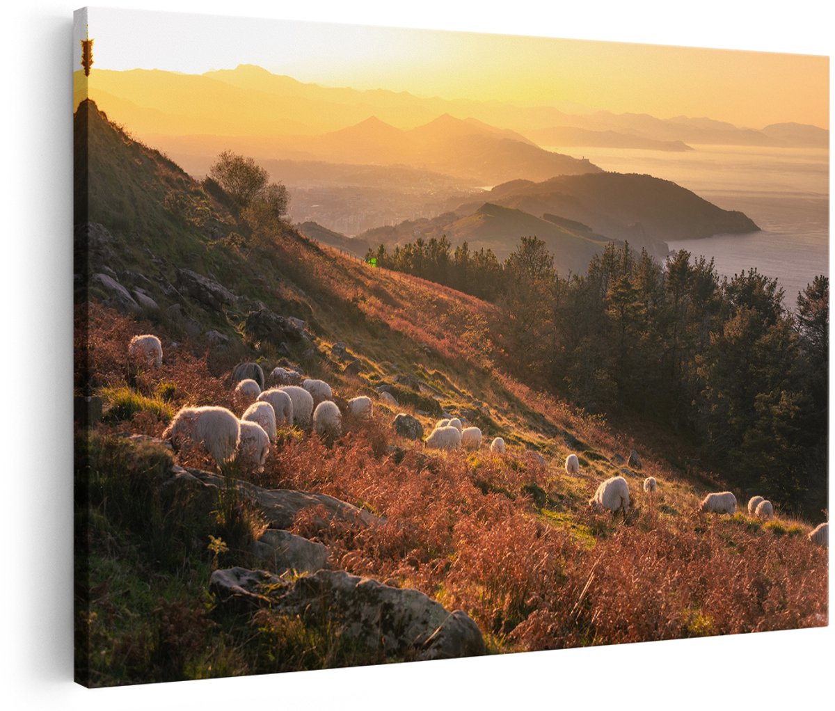 Artaza Canvas Schilderij Schapen in de Bergen - 150x100 cm - Groot - Wanddecoratie Woonkamer - Schilderijen - Muurdecoratie