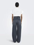 Model met de rug naar ons toe, draagt een witte blouse en wijde, grijze jeans. De jeans heeft een hoge taille en een verfijnde wassing.