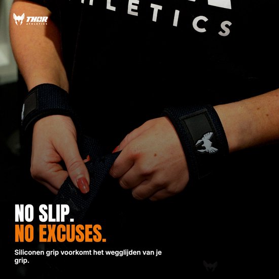 Een persoon met een zwarte 'Thor Athletics' top die donkerblauwe polsbanden met logo vastpakt. "NO SLIP. NO EXCUSES."