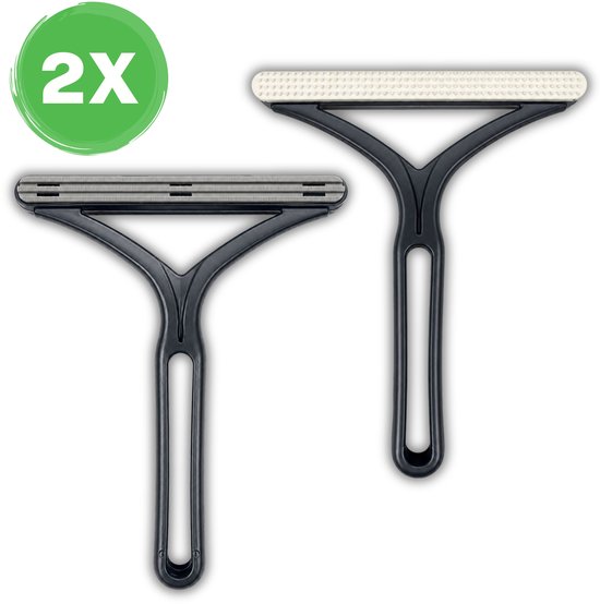 Deux brosses anti-peluche gris foncé avec un manche en forme de Y. L'une avec deux bandes métalliques, l'autre avec de petits picots surélevés.