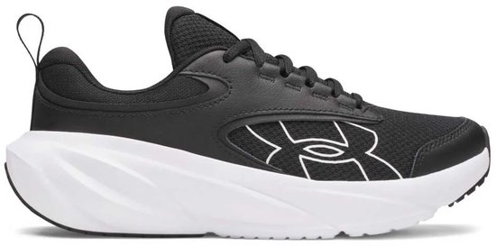 Zwarte Under Armour sportschoen met witte zool, met logo op de zijkant.