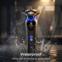 Zwart elektrisch scheerapparaat met LED-verlichting, omringd door waterplassen. Tekst: "Waterproof".