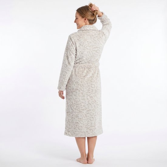 Vrouw staand, rug naar de camera, in een zachte, lange, beige badjas met panterprint.