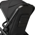 Detail van de kap van de zwarte kinderwagen met ritsvak.