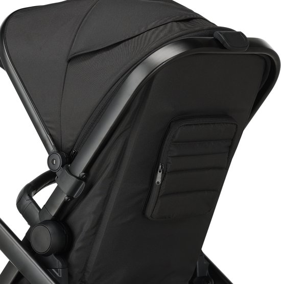Detail van de kap van de zwarte kinderwagen met ritsvak.