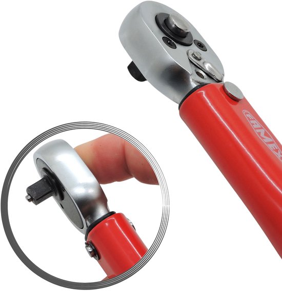 Gedetailleerde opname van de metalen kop van een rode FAMEX momentsleutel, met een vergrootglas dat de aansluiting toont.