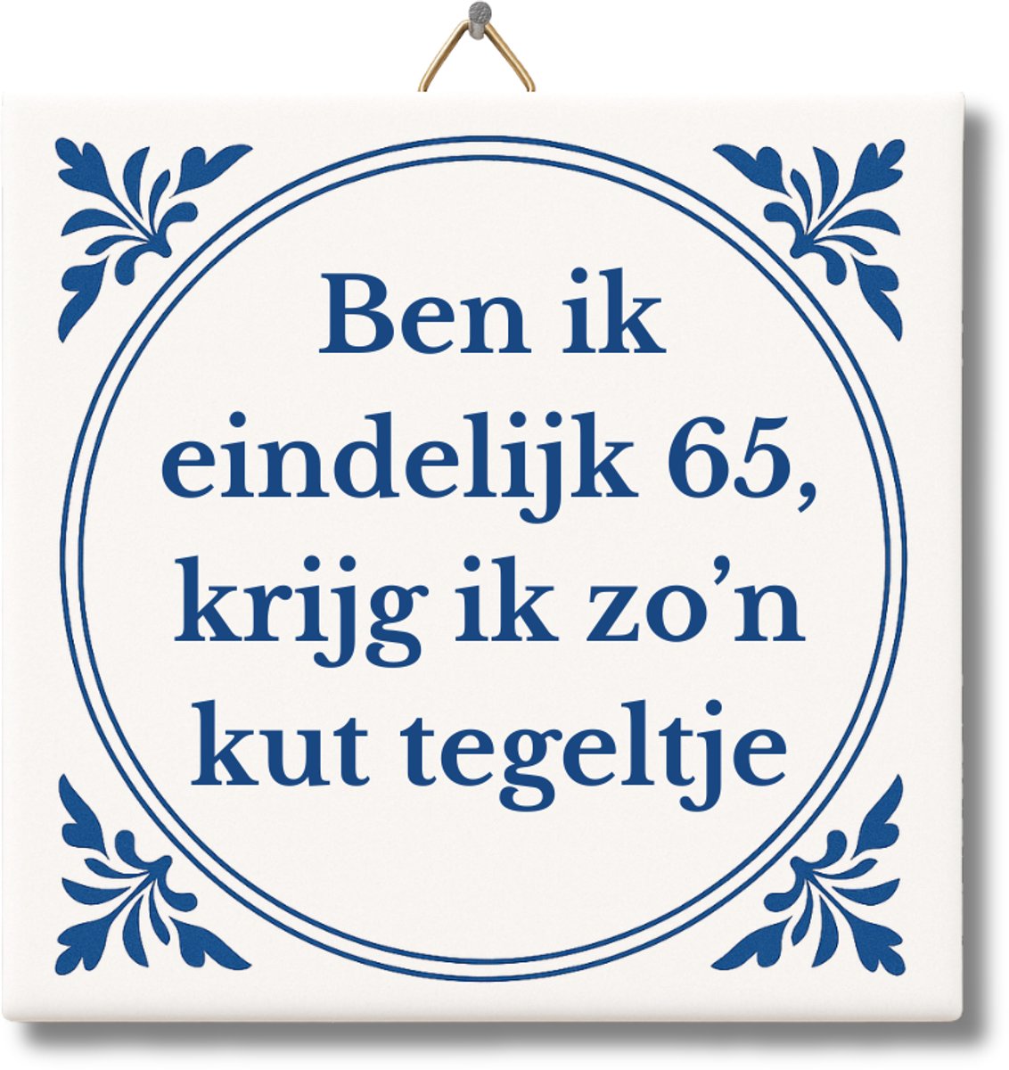 Tegeltje met Tekst - Premium Verpakt – Ben ik eindelijk 65, krijg ik zo'n kut tegeltje – Cadeau 65 jaar verjaardag – Grappig Tegeltje van NietMokken.nl met ophanghaakje – Met premium verpakking, gratis viltje en ansichtkaart – Glossy