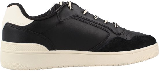 Zwarte Geox sneaker met wit-zwarte veters, suède neus en beige zool, op witte achtergrond.