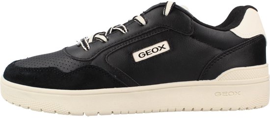 Zij-aanzicht van een zwarte Geox sneaker met wit-zwarte veters en beige zool.
