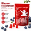 Rode zak met "BEARGYMMIES CREATINE MONOHYDRATE" erop. Blauwe bessen en rode beren snoepjes. "Blauwe-bessensmaak".