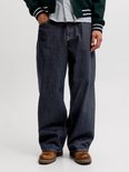 Close-up van een wijde, donkere jeans met contrasterende stiksels op de zakken en broekspijpen.