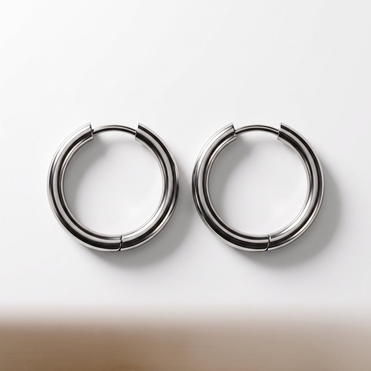Lundholm 20 mm Emmy Oorringen Dames Zilverkleurig – Premium Stainless Steel Jewellery Hoops – Elegante Ronde Oorbellen Zilveren Oorbellen dames sieraad cadeau my – Waterproof & Hypoallergeen – Scandinavisch Design