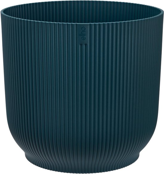 Diepblauwe bloempot met verticaal ribbelpatroon en Elho logo, op een zwarte achtergrond.