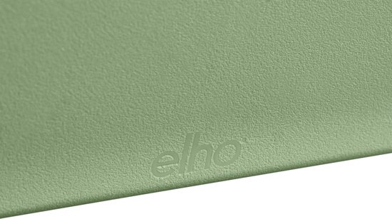 Close-up van de pistachegroene textuur van een Elho plantenbak met subtiel logo.