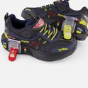 Paar blauwe sneakers met raceauto-details, gele veters en lichtjes inclusief kleine speelgoedauto's.