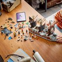 Bouw van LEGO Garp's Marine Battleship op een houten tafel, met onderdelen en een tablet.