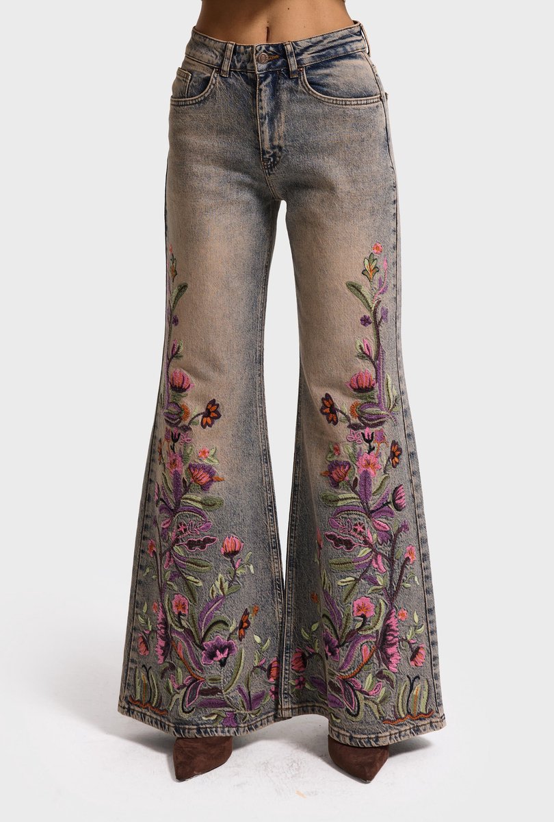It's Basic - EMBROIDERY FLARE MID RISE JEANS