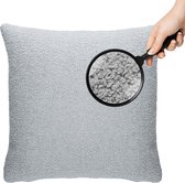 Lichtgrijs teddy kussen met teddy look textuur, vergroot met een loep.