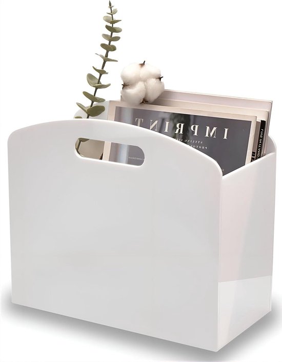 Witte tijdschriftenhouder gevuld met magazines en een decoratieve katoenplant.