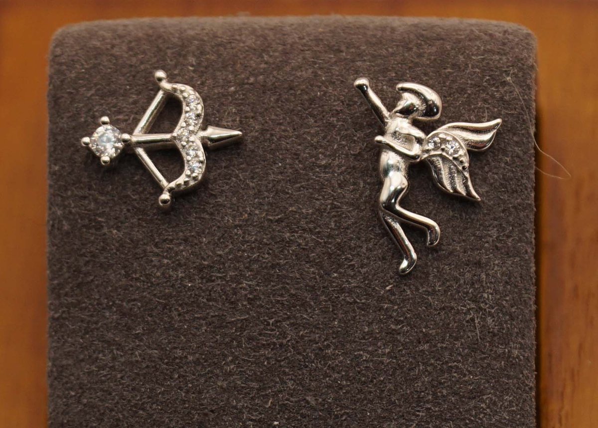 Sterling zilveren oorknopjes cupido en pijl voor door het hart - leuke zilveren valentijn oorstekers - mooie oorbellen voor je liefde van het leven - Cupido oorknoppen gemaakt van 925 zilver - liefdes oorbellen