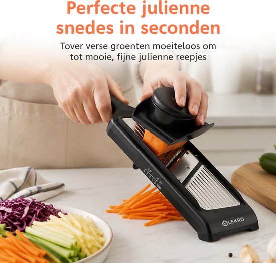 Hand snijdt wortel in fijne julienne met zwarte mandoline snijder. Groenten op schaal.