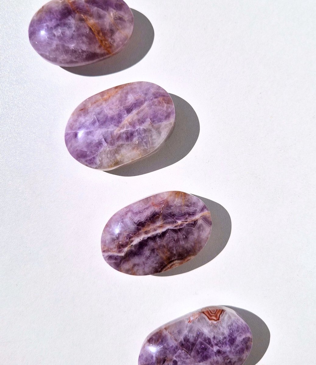 ThaleiaDesign - Amethist met agaat handsteen - Edelstenen en Mineralen - Kristallen - Spiritualiteit - Woondecoratie - zaksteen - pocketstone - balans - innerlijke rust - helderheid - healing - chakra - cadeau vrouw - prijs per stuk