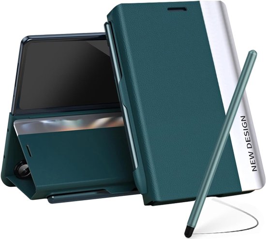 Groen PU-leren hoesje met een verticale witte streep, S Pen en standaard. "NEW DESIGN" is verticaal geschreven.