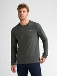 Man met een donkergroene longsleeve met kleine opdruk 'Petrol Industries' op de borst.