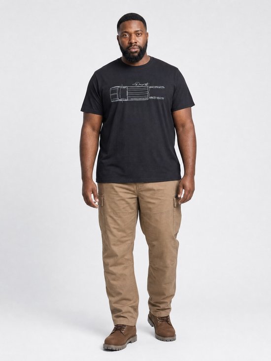 Man met een zwarte T-shirt met schematische tekening van een vrachtwagen, en beige cargo broek.