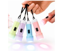 4-delige Mini Macaron Zaklamp Set – LED Zaklampjes in Verschillende Kleuren – Draagbare Sleutelhangerlamp – Batterijgevoed – Leuke Gadget & Cadeau voor Feestjes, Avontuur & Kerst