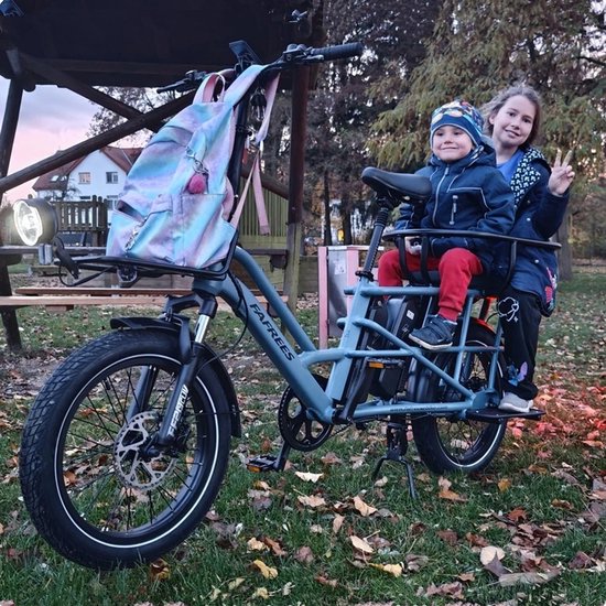 Blauwgrijze Fafrees e-bike met twee kinderen erop, een rugzak aan het stuur, en dikke banden.