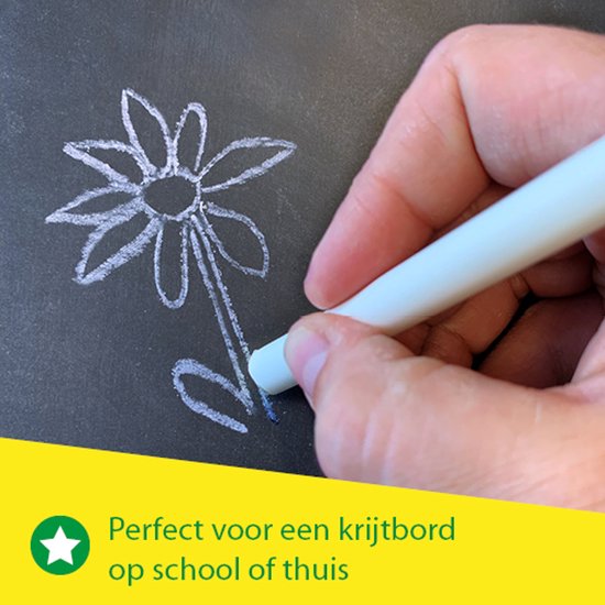 Een hand tekent met wit krijt een bloem op een krijtbord. 'Perfect voor een krijtbord op school of thuis'.