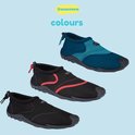 Drie paar Waimea waterschoenen: blauw, zwart met roze accenten en zwart.