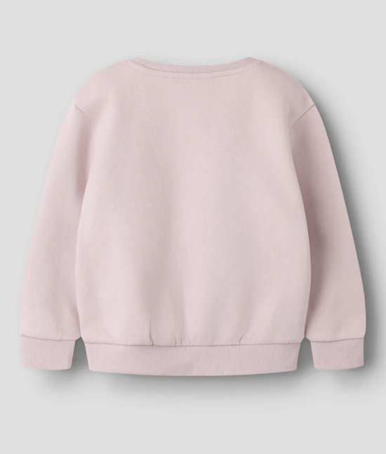 Achterkant van een lichtroze sweater.