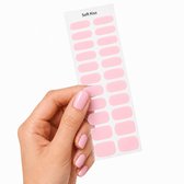 Hand met roze gellak nagels houdt vel met 22 roze gellak stickers vast.