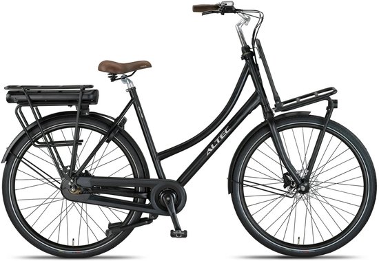 Zwarte Altec elektrische transportfiets met bruin zadel, bagagedragers voor en achter, en een batterij op het achterframe.