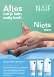 Babyvoetjes en hand worden gewassen met Naïf body lotion, wash gel en bath foam.