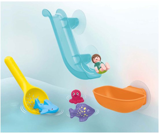 Blauwe glijbaan met figuurtje dat erop glijdt, oranje bakje, gele schep met blauwe haai, paarse vis en rode octopus.