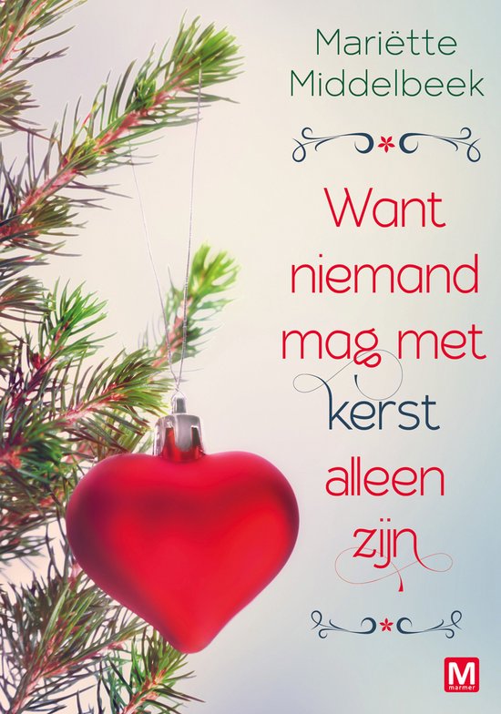 Een rode hartvormige kerstbal hangt aan een dennentak. Tekst: "Mariëtte Middelbeek Want niemand mag met kerst alleen zijn".