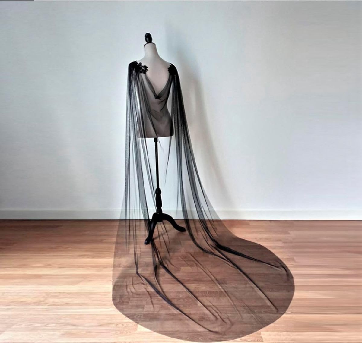 Elegante Trouwsluier van Lange Tulle met Cape en Schouderdetails - Haaraccessoires voor de Bruid, Trouwaccessoires en Bruidsmode