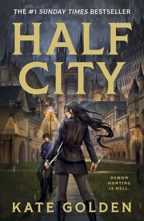 Couverture du livre Half City de Kate Golden. Deux personnages tenant des dagues sur une place de ville.