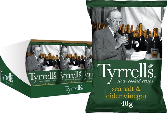 Tyrrells chips, zout & cider azijn smaak, 40g. Groene verpakking met retro-afbeelding van een man met een glas.
