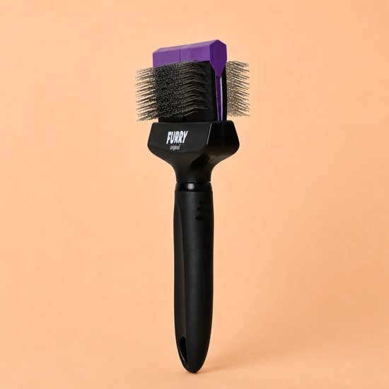 Zwarte Furry Original slicker borstel met dubbele kop en paarse uiteinden, met metalen pinnen.