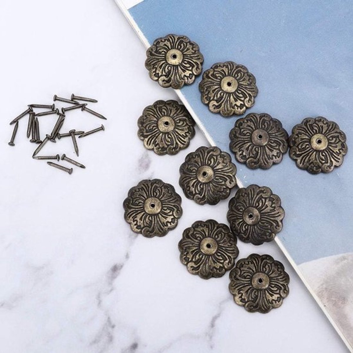 30 Stuks Meubelspijkers, Bloemvormige Spijkers met Grote Hoofd, Retro Rond, Antiek Kleur, Duurzame Duimspijkers voor Meubelbekleding en Decoratie