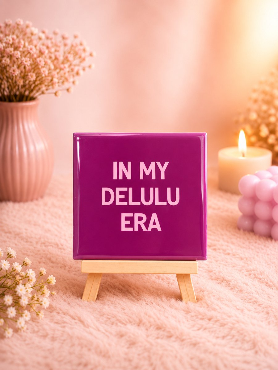 Tegeltje "In My Delulu Era" | Viva Femme | Tegeltjes met tekst | Decoratie | Wonen | Cadeau | Spreuktegel | Humor