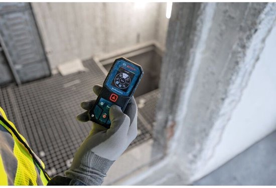 Close-up van Bosch laserafstandsmeter met display "1.902m Professional".