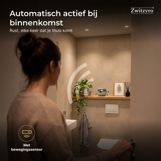 Vrouw in badkamer; de Zwitzyro met landschapsafbeelding activeert automatisch bij binnenkomst.