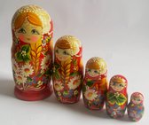 Houten Matroesjka poppen, Russische, babushka, 19,50 cm hoog 5 delig handbeschilderd met vlecht